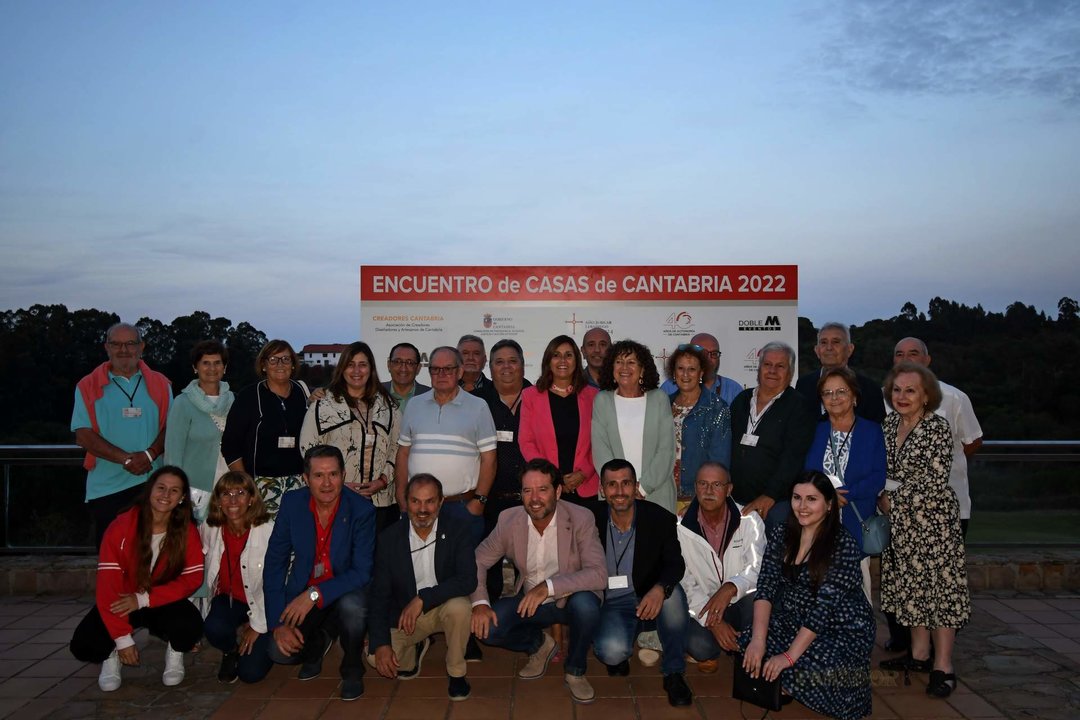 VIII Encuentro Casas de Cantabria - Foto de familia consejera Presidencia, alcaldesa Comillas y presidentes Casas Cantabria
