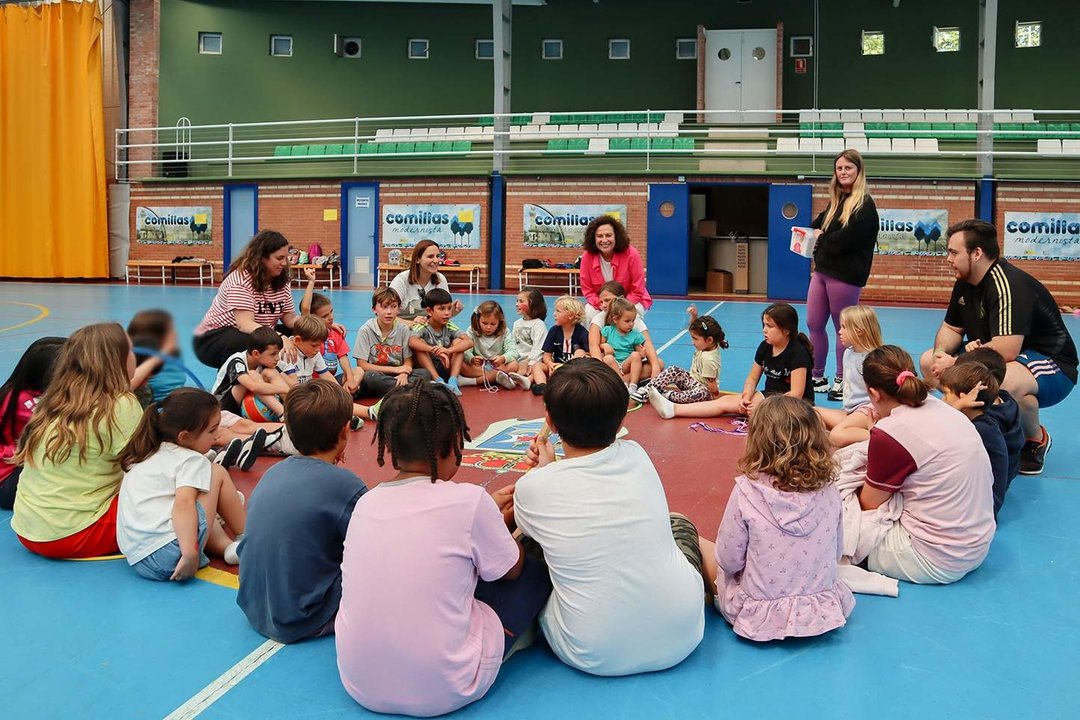 Más de medio centenar de niños disfrutan de la ludoteca de verano en Comillas