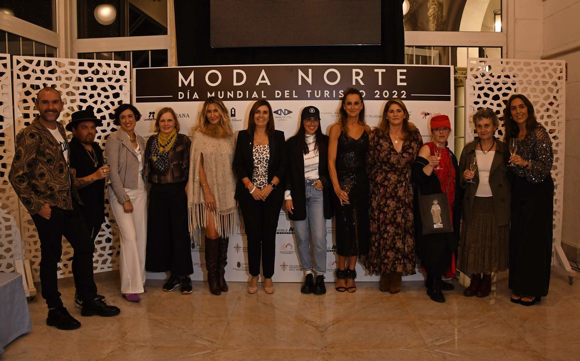 I Encuentro Moda Norte - foto familia diseñadoras con consejera Presidencia