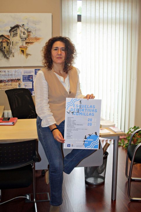 Vanesa Sánchez, concejala de Deportes de Comillas, con el cartel de presentación de las Escuelas Deportivas 2022-2023