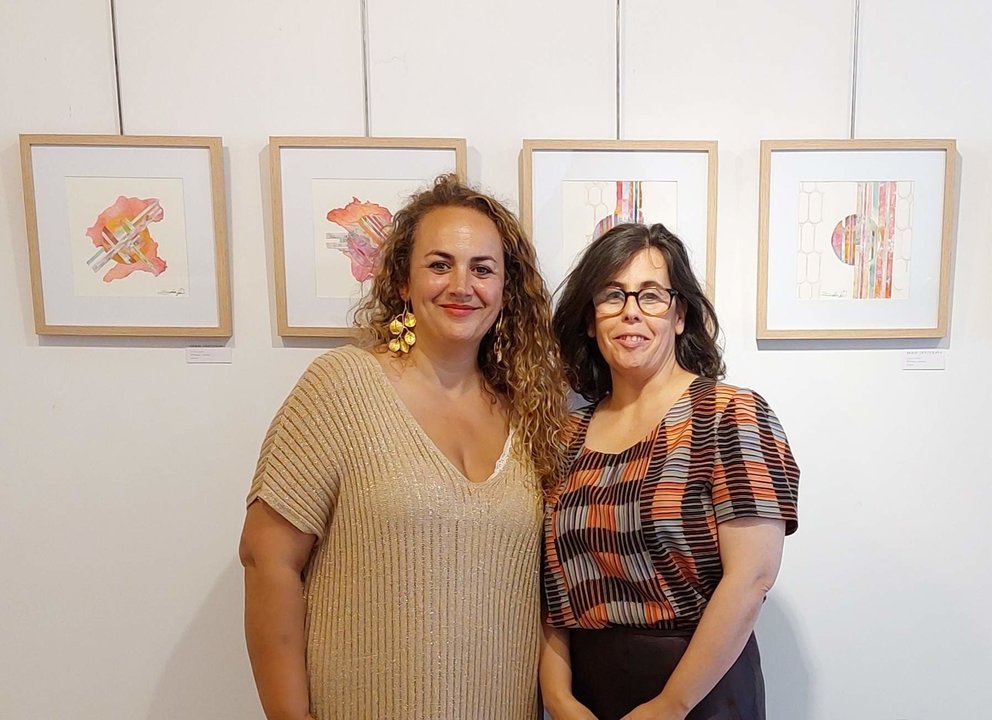La concejala de Mujer, Raquel Fernández, junto a la artista suancina, Silvia Días Martínez en la inauguración de la muestra