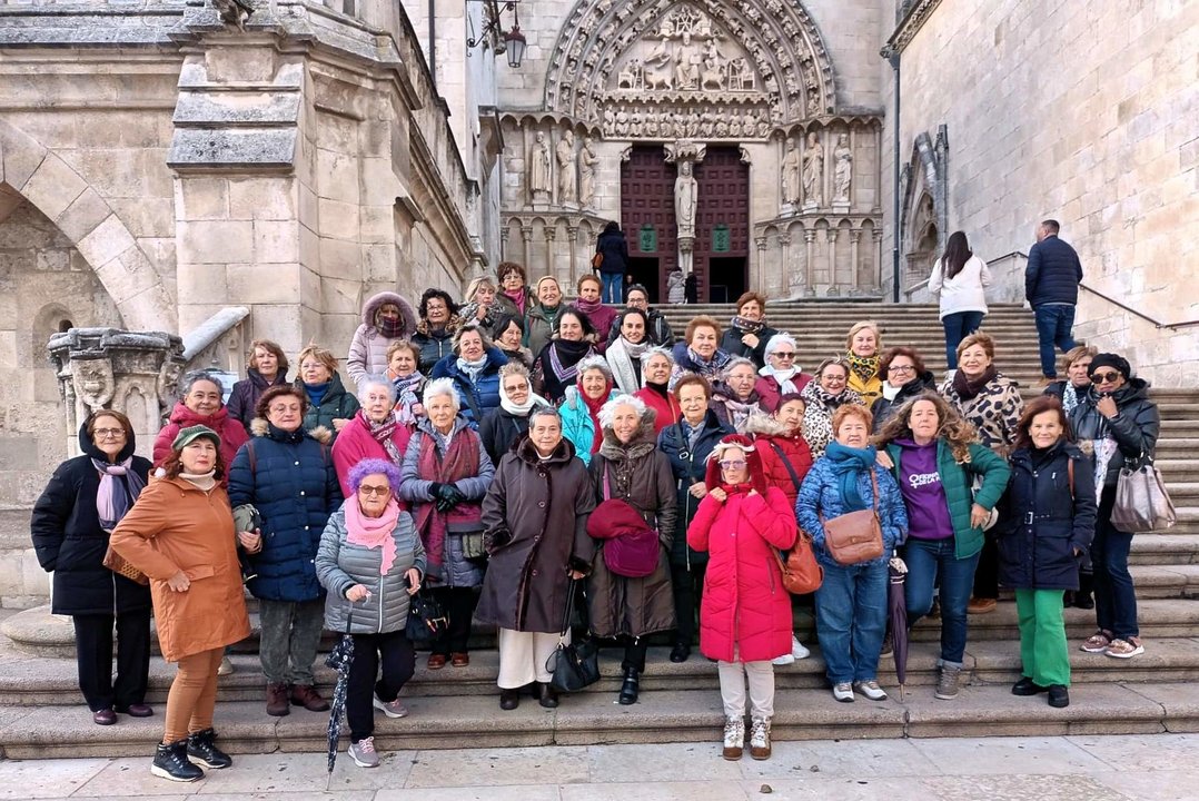 Mujeres participantes en la salida cultural a Burgos organizada por la Concejalía de Mujer de Suances