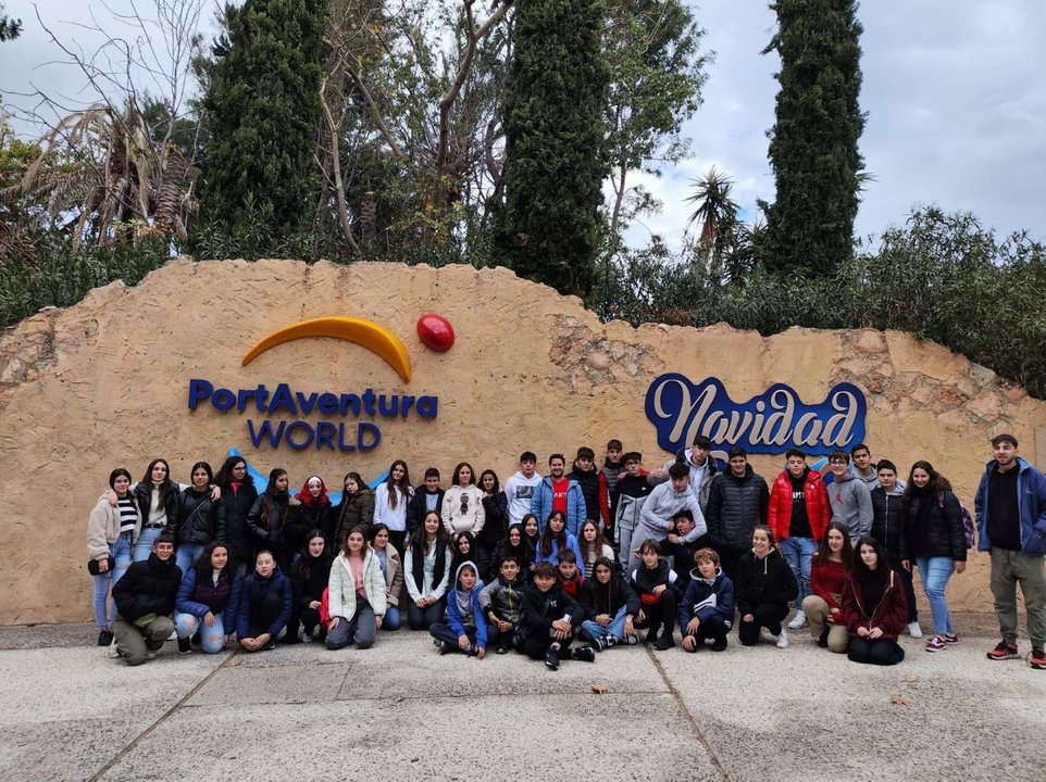Participantes en el viaje navideño a Port Aventura organizado por la Concejalía de Juventud de Suances