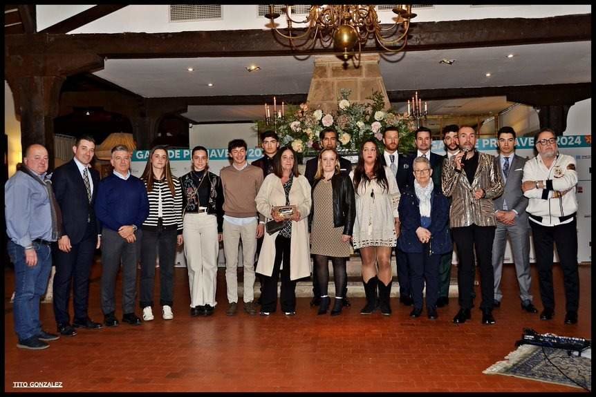 Gala de Primavera 2024 - Foto familia Premio María Rosa Fernández-Pacheco y familiares Santiago Mantecón 1