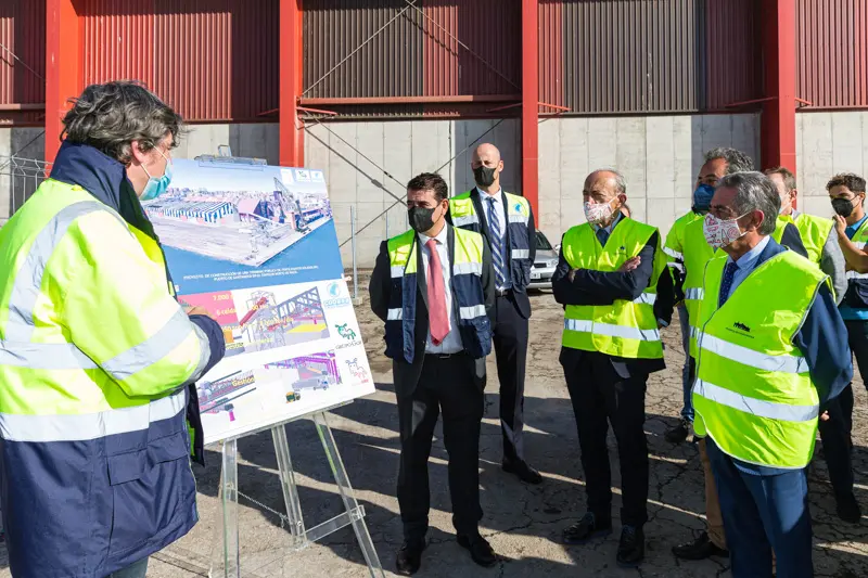 11:00 horas. Espigón norte de Raos (a la altura de la Terminal de Graneles Agroalimentarios). Puerto de Santander. El presidente de Cantabria, Miguel Ángel Revilla, y el consejero de Industria, Turismo, Innovación, Transporte y Comercio, Javier López Marcano, asisten al acto de inicio de la construcción de la terminal de fertilizantes. 29 de septiembre de 2021 © Raúl Lucio