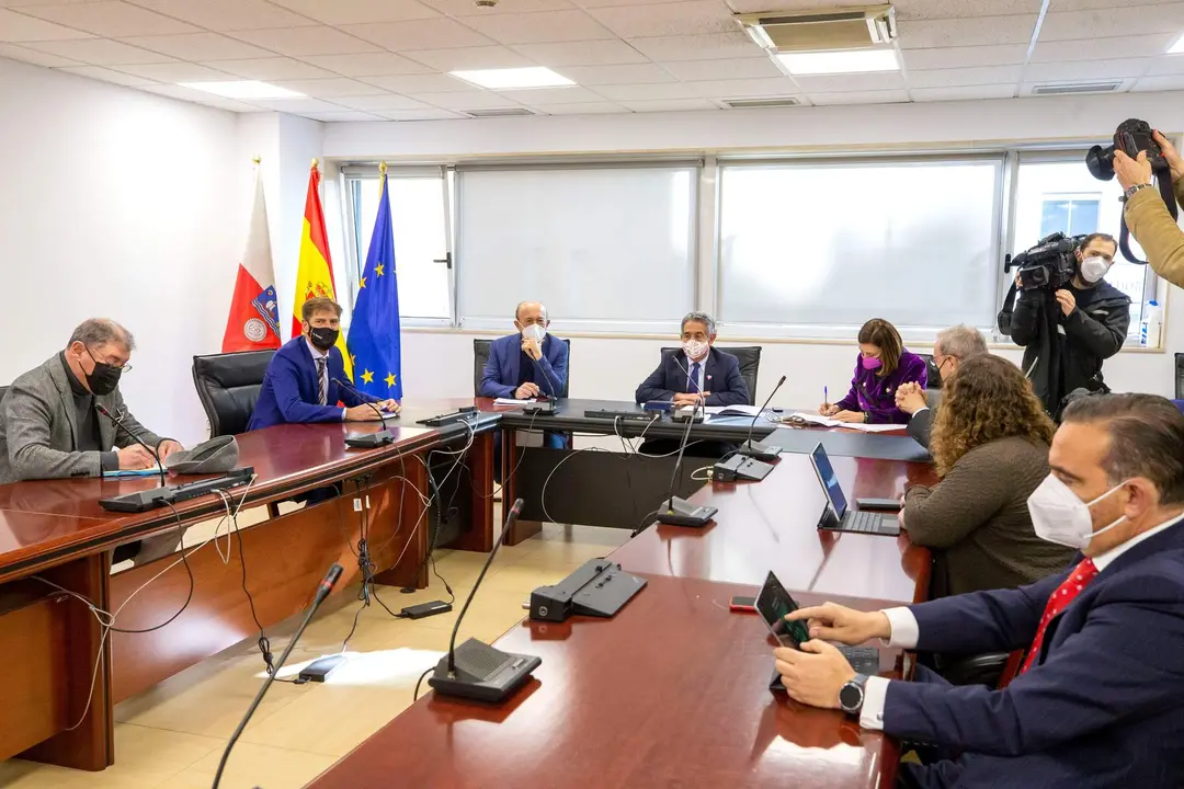 11:00 horas. Gobierno de Cantabria, sala de usos m&uacute;ltiples 
El presidente de Cantabria, Miguel &Aacute;ngel Revilla, y los consejeros de Presidencia, Interior, Justicia y Acci&oacute;n Exterior, Paula Fern&aacute;ndez, y de Industria, Turismo, Innovaci&oacute;n, Transporte y Comercio, Javier L&oacute;pez Marcano, se re&uacute;nen con representantes de CEOE-CEPYME Cantabria encabezados por su presidente, Enrique Conde. 
08 FEBRERO 2021 &copy; Miguel de la Parra