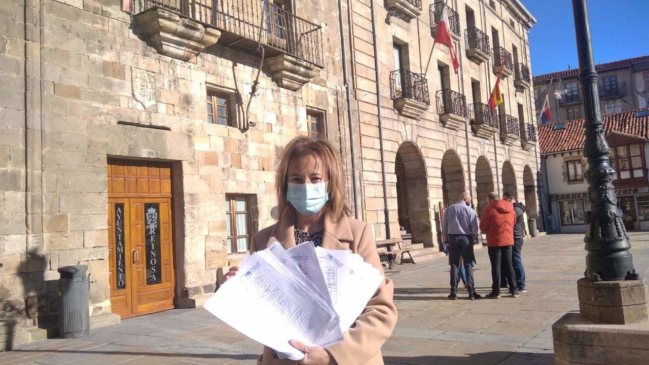 María Jesús Gutiérrez, con las firmas frente al Ayto. de Reinosa