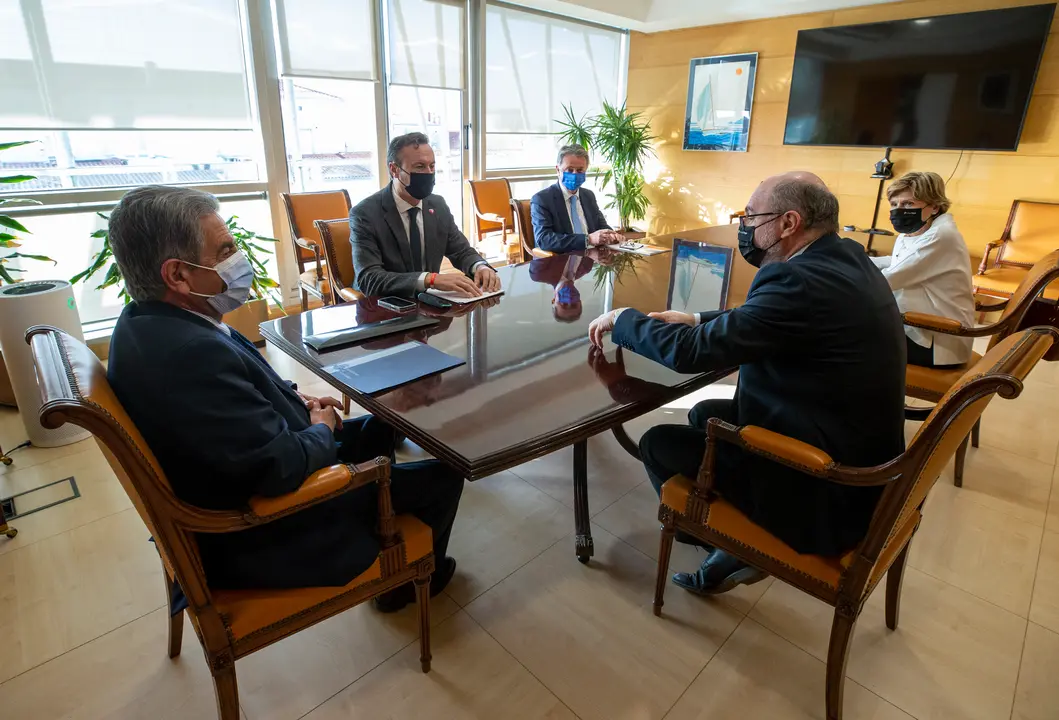 El presidente de Cantabria, Miguel Ángel Revilla, y el consejero de Desarrollo Rural, Ganadería, Pesca, Alimentación y Medio Ambiente, Guillermo Blanco, se reúnen con el presidente del Grupo Tragsa, Jesús Casas.
10 FEB 22