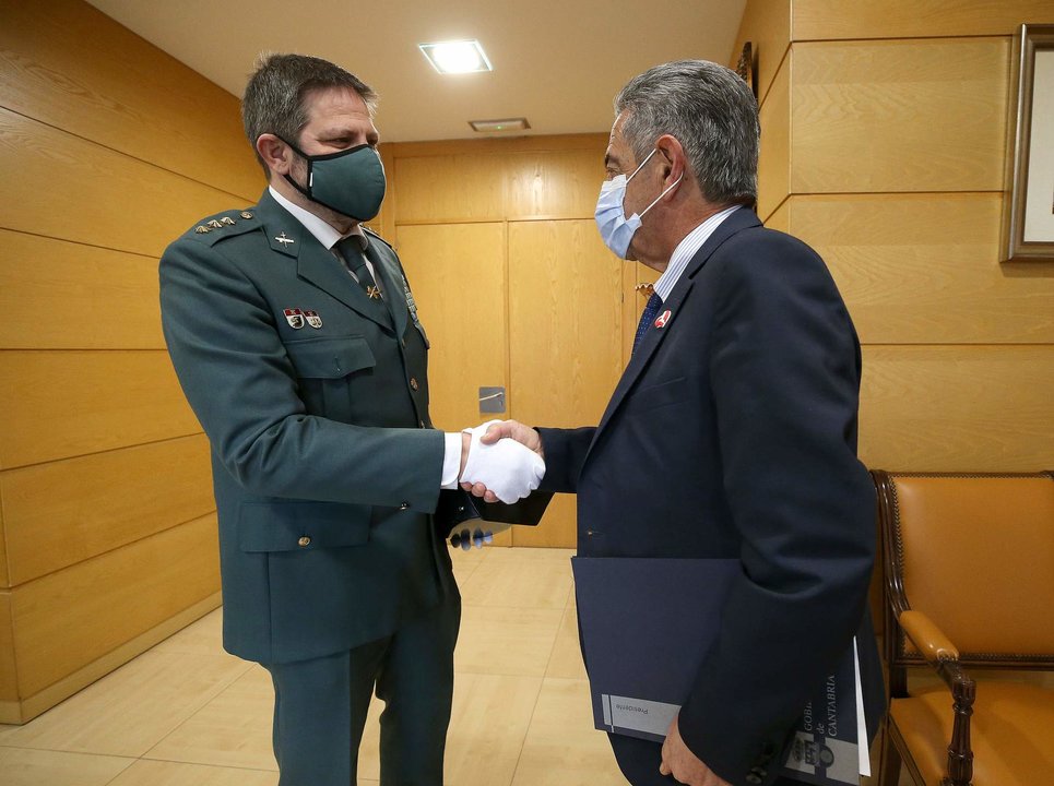El presidente de Cantabria, Miguel Ángel Revilla, recibe al jefe de la Comandancia de la Guardia Civil en la Comunidad Autónoma, el coronel Antonio Orantos. 
11 feb 22