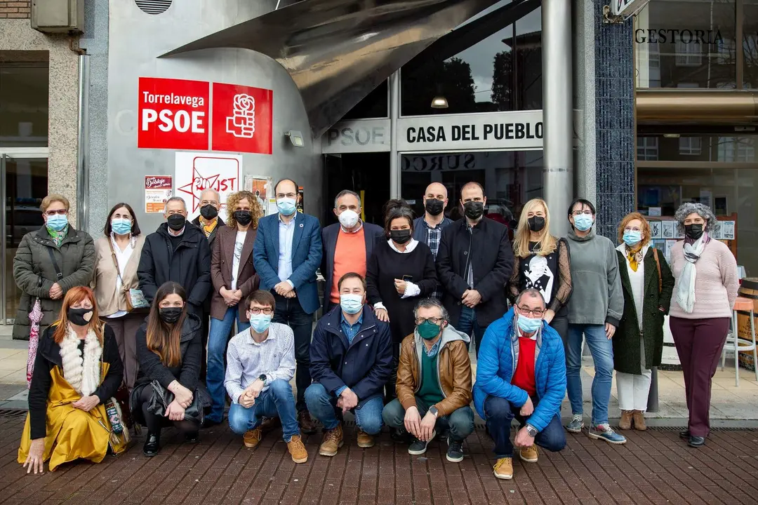 Jos&eacute; Luis Urraca Casal y la nueva Comisi&oacute;n Ejecutiva Municipal del PSOE de Torrelavega
