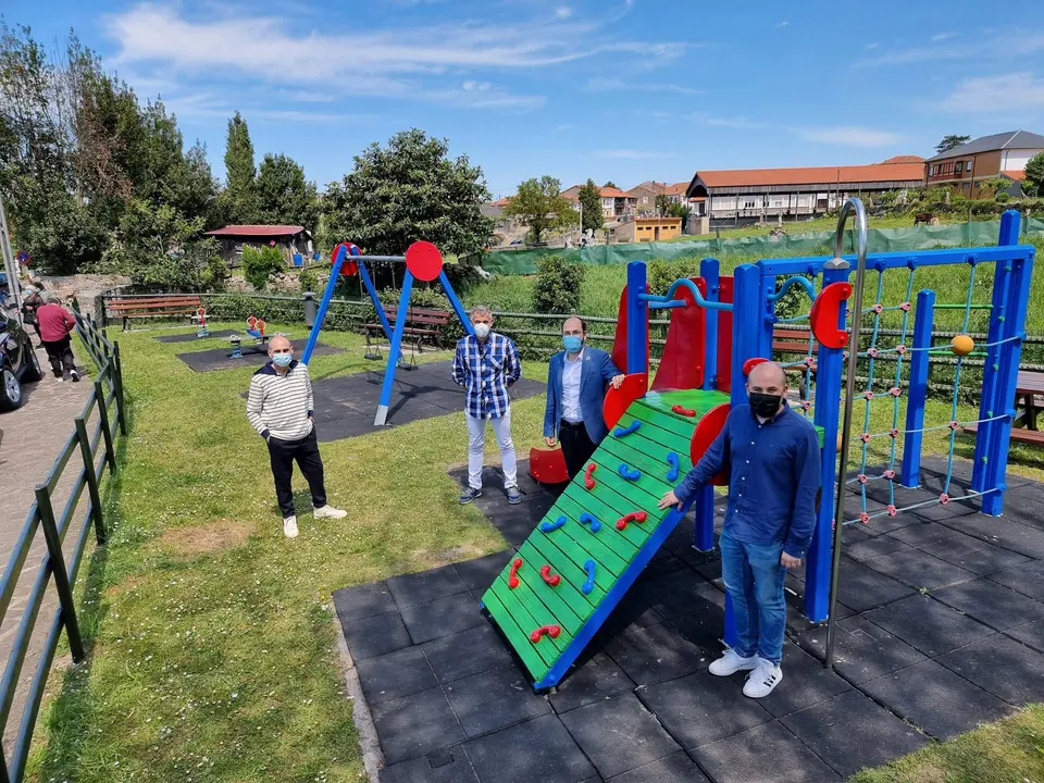 Urraca junto a miembros de la Junta Vecinal en el parque infantil de San Román remodelado en Viérnoles