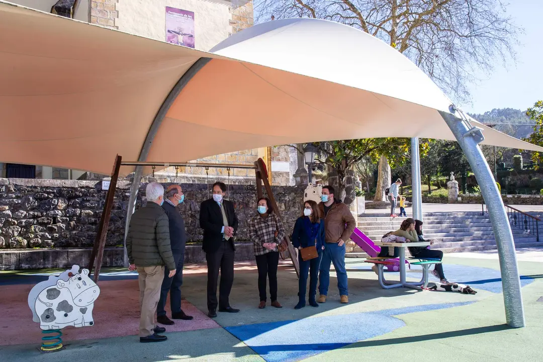 12:00 horas. Ayuntamiento de Limpias
El consejero de Obras Públicas, Ordenación del Territorio y Urbanismo, José Luis Gochicoa, visita las obras realizadas por su Consejería en este municipio. Carpa parque infantil Limpias. 22 FEBRERO 2022 © Miguel De la Parra