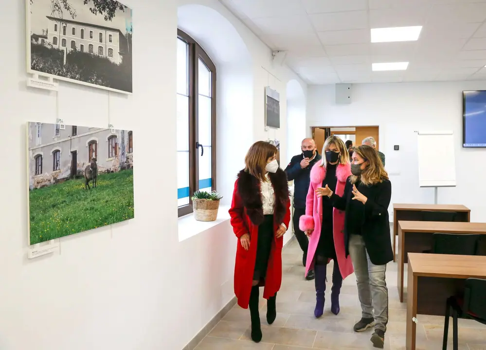 12:00 horas. Antiguas escuelas del Barrio de San Vicente de Vioño, Piélagos
La consejera de Empleo y Políticas Sociales, Ana Belén Álvarez, inaugura la rehabilitación del edificio ejecutada a través de la Orden de Corporaciones Locales y su conversión como Centro de Formación. 
Cobertura de nota y foto
 © Miguel De la Parra

