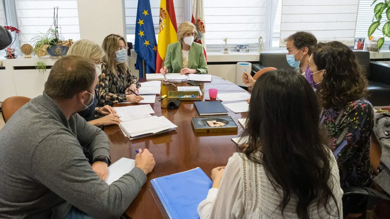 12:30 horas. Despacho de la consejera de Educación y Formación Profesional. La consejera de Educación y Formación Profesional, Marina Lombó, informa sobre la reunión que previamente ha mantenido con los directores de las aulas de dinamización intercultural. 10 de marzo de 2022 © Raúl Lucio