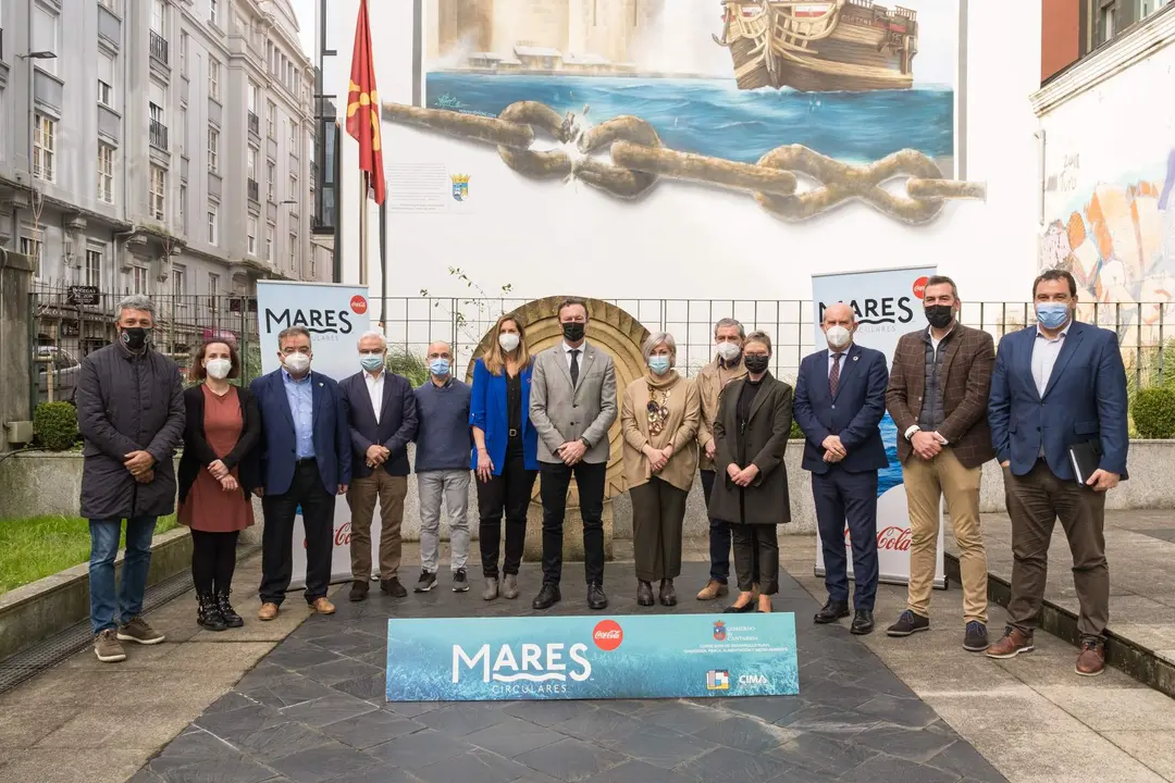 10:30 horas. Sala de prensa del Gobierno de Cantabria. El consejero de Desarrollo Rural, Ganadería, Pesca, Alimentación y Medio Ambiente, Guillermo Blanco, presenta, en rueda de prensa, la campaña Mares Circulares 2022. En el acto intervienen la responsable de comunicación del Área Norte de Coca-Cola, Anne Epalza, y la alcaldesa de Polanco, Rosa Díaz. 11 de marzo de 2022 © Raúl Lucio