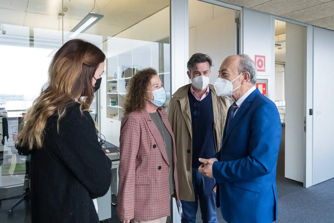 10:30 horas. Despacho del consejero (edificio del Gobierno, 5ª planta) PCTCAN. El consejero de Industria, Turismo, Innovación, Transporte y Comercio, Javier López Marcano, junto a la alcaldesa de Comillas, María Teresa Noceda, presenta el Plan de Sostenibilidad Turística de Comillas. 29 de marzo de 2022 © Raúl Lucio