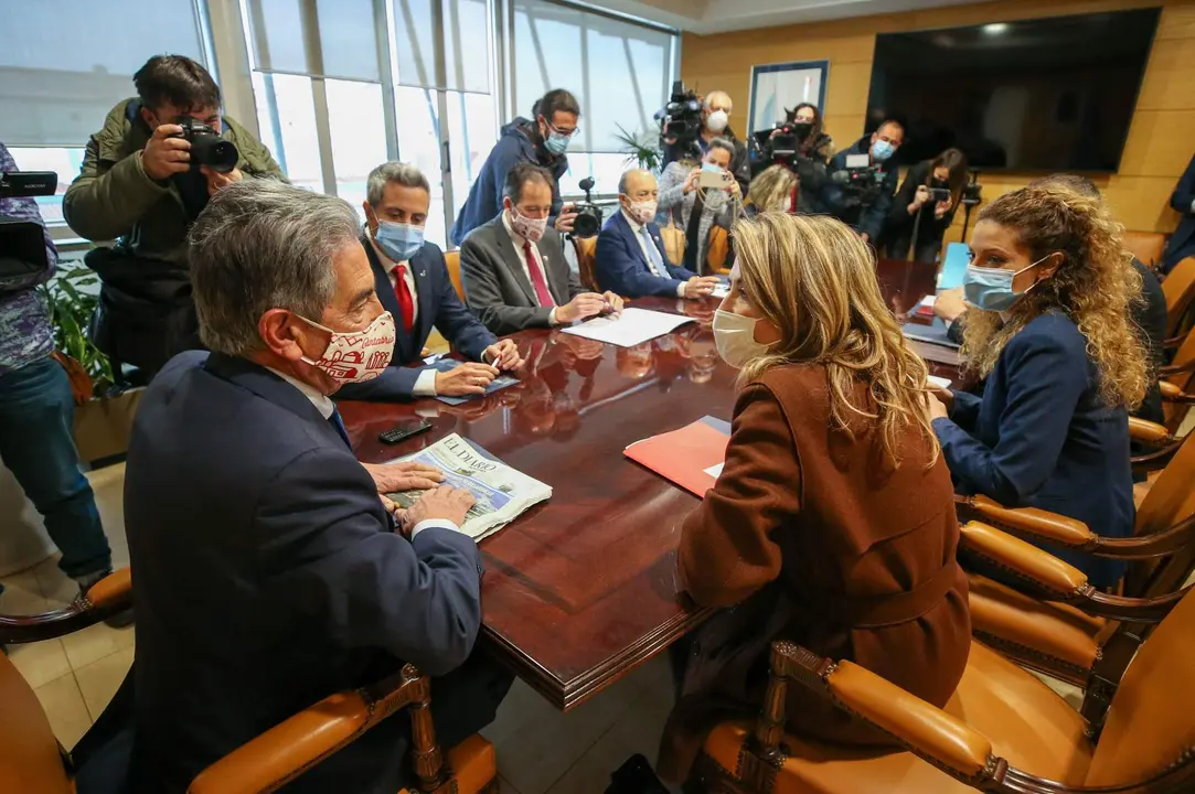 El presidente de Cantabria, Miguel Ángel Revilla, se reúne con la ministra de Transportes, Movilidad y Agenda Urbana, Raquel Sánchez. Estarán presentes el vicepresidente y consejero de Universidades, Igualdad, Cultura y Deporte, Pablo Zuloaga, y los consejeros de Obras Públicas, Ordenación del Territorio y Urbanismo, José Luis Gochicoa, y de Industria, Turismo, Innovación, Transporte y Comercio, Javier López Marcano. 
31 MAR 22