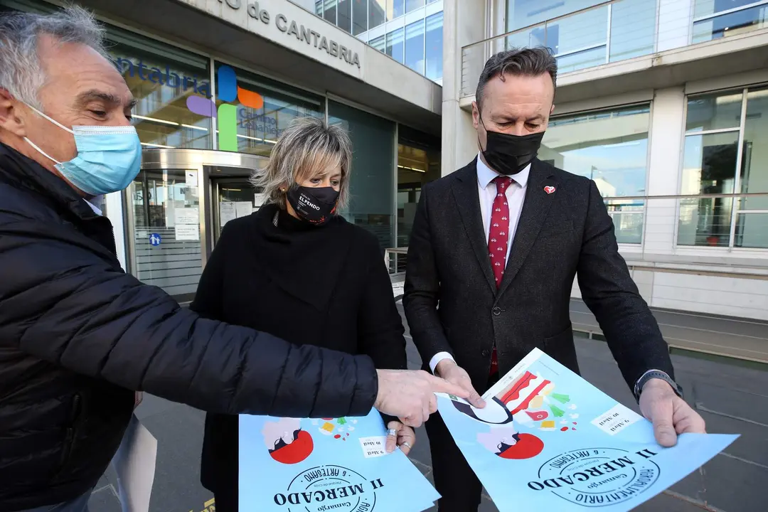 Foto del consejero de Desarrollo Rural, Ganadería, Pesca, Alimentación y Medio Ambiente, Guillermo Blanco, y de la alcaldesa de Camargo, con el cartel de la feria agroalimentaria de Camargo.
6 abril 22