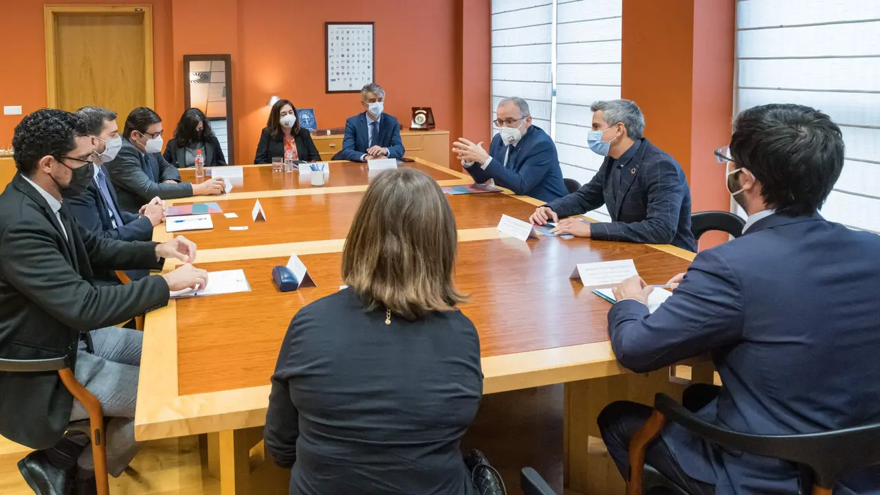 10:15 h. Paraninfo de la Universidad de Cantabria (c/ Sevilla). El vicepresidente y consejero de Universidades, Igualdad, Cultura y Deporte, Pablo Zuloaga, y la consejera de Economía y Hacienda, María Sánchez, se reúnen con el rector del Instituto Tecnológico y de Estudios Superiores de Monterrey (TEC), Juan Pablo Murra.