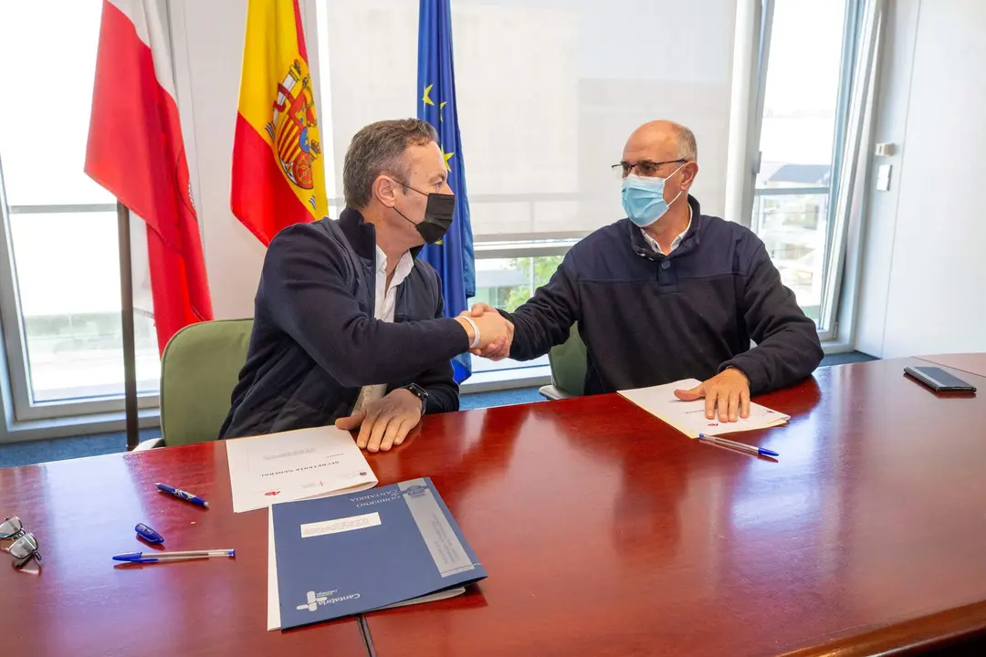 10:00 horas. Sala de reuniones de la Consejería de Desarrollo Rural, Ganadería, Pesca, Alimentación y Medio Ambiente (tercera planta)
El consejero de Desarrollo Rural, Ganadería, Pesca, Alimentación y Medio Ambiente, Guillermo Blanco, firma un convenio de colaboración con la Red Cántabra de Desarrollo Rural.
12 ABRIL 2022 © Miguel De la Parra