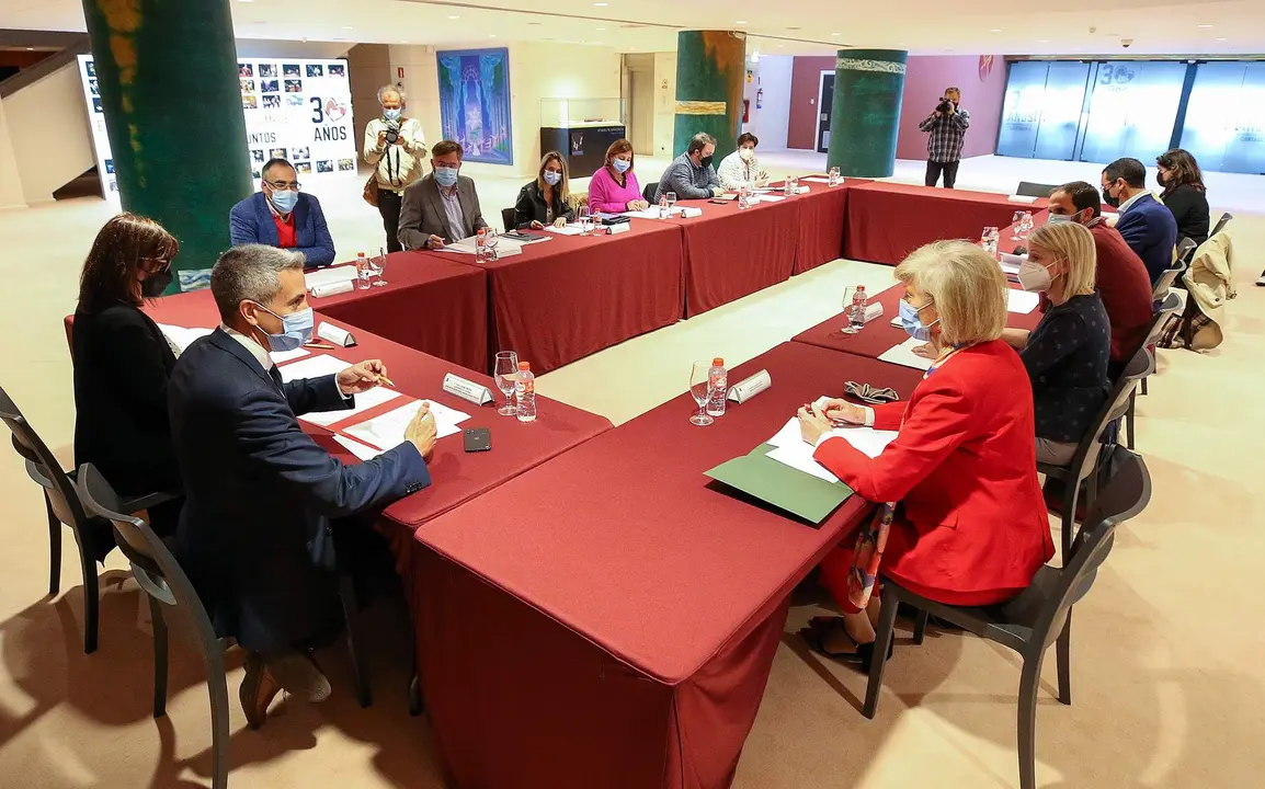 El vicepresidente y consejero de Universidades, Igualdad, Cultura y Deporte, Pablo Zuloaga, preside la reunión del Comité de Coordinación de Ayuda Humanitaria y Refugio a Ucrania, a la que asisten los consejeros de Educación y Formación Profesional, Marina Lombo, y de Sanidad, Raúl Pesquera.
12 ABR 22