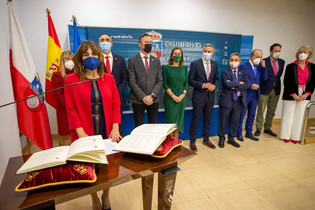 09:00 horas. Sala de Prensa del Gobierno 
El presidente de Cantabria, Miguel Ángel Revilla; el vicepresidente y consejero de Universidades, Igualdad, Cultura y Deporte, Pablo Zuloaga, y el resto de consejeros asisten a la toma de posesión de Ana Belén Álvarez y Eugenia Gómez de Diego como consejeras de Economía y Hacienda y de Empleo y Políticas Sociales, respectivamente. 
13 ABRIL 2022 © Miguel De la Parra