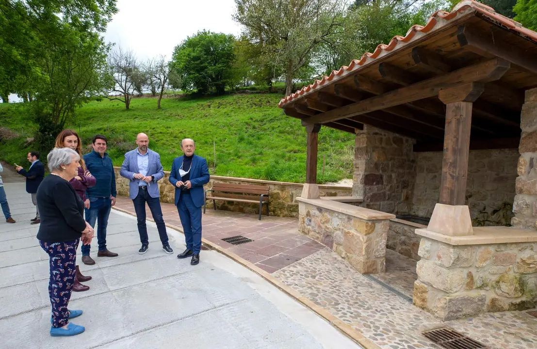  11:30 horas. Ayuntamiento de Puente Viesgo.
El consejero de Industria, Turismo, Innovación, Transporte y Comercio, Javier López Marcano, se reúne con el alcalde de Puente Viesgo y posteriormente visita la rehabilitación del lavadero de Mijas. 
18 ABRIL 2022 © Miguel De la Parra