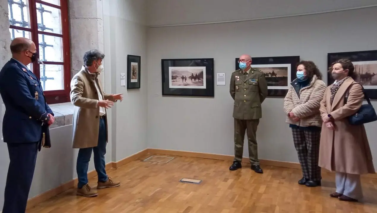 1.Comillas acoge la exposición de láminas del pintor de batallas Augusto Ferrer Dalmau