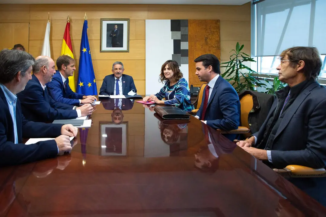 . Gobierno de Cantabria
El presidente de Cantabria, Miguel Ángel Revilla, y la consejera de Economía y Hacienda, Ana Belén Álvarez, se reúnen con el presidente de CEOE-CEPYME Cantabria, Enrique Conde, y con el presidente de la Asociación de Empresarios de Estaciones de Servicio de Cantabria, Jorge de Benito, que también preside la Confederación Española
nr
21 abril 22