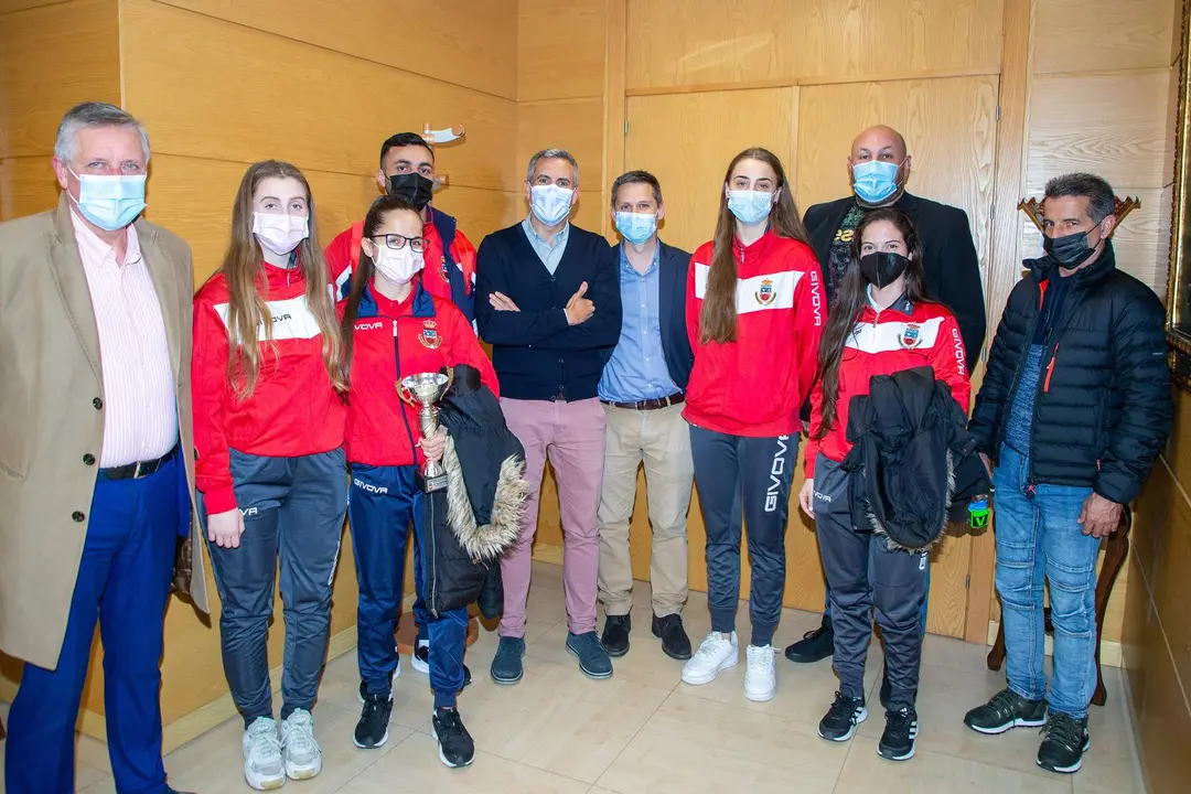 El vicepresidente y consejero de Universidades, Igualdad, Cultura y Deporte, Pablo Zuloaga, recibe a las karatecas de la Selección Cántabra de Kumite femenino que han obtenido la medalla de bronce en el Campeonato de España Absoluto
nr
20 abril 22