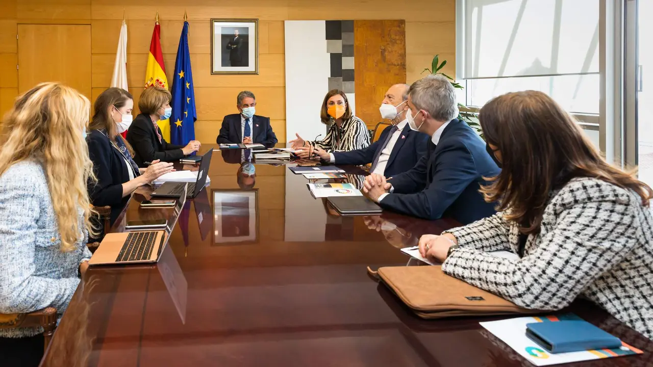 10:00 horas. Gobierno de Cantabria. El presidente de Cantabria, Miguel Ángel Revilla, y los consejeros de Presidencia, Interior, Justicia y Acción Exterior, Paula Fernández, y de Industria, Turismo, Innovación, Transporte y Comercio, Javier López Marcano, se reúnen con representantes de la Organización para la Cooperación y el Desarrollo Económico (OCDE), encabezados por Claire Charbit, jefa de la Unidad de Atractividad Regional e Integración de Migrantes del Centro de Emprendimiento, Pyme, Regiones y Ciudades. 26 de abril de 2022 © Raúl Lucio