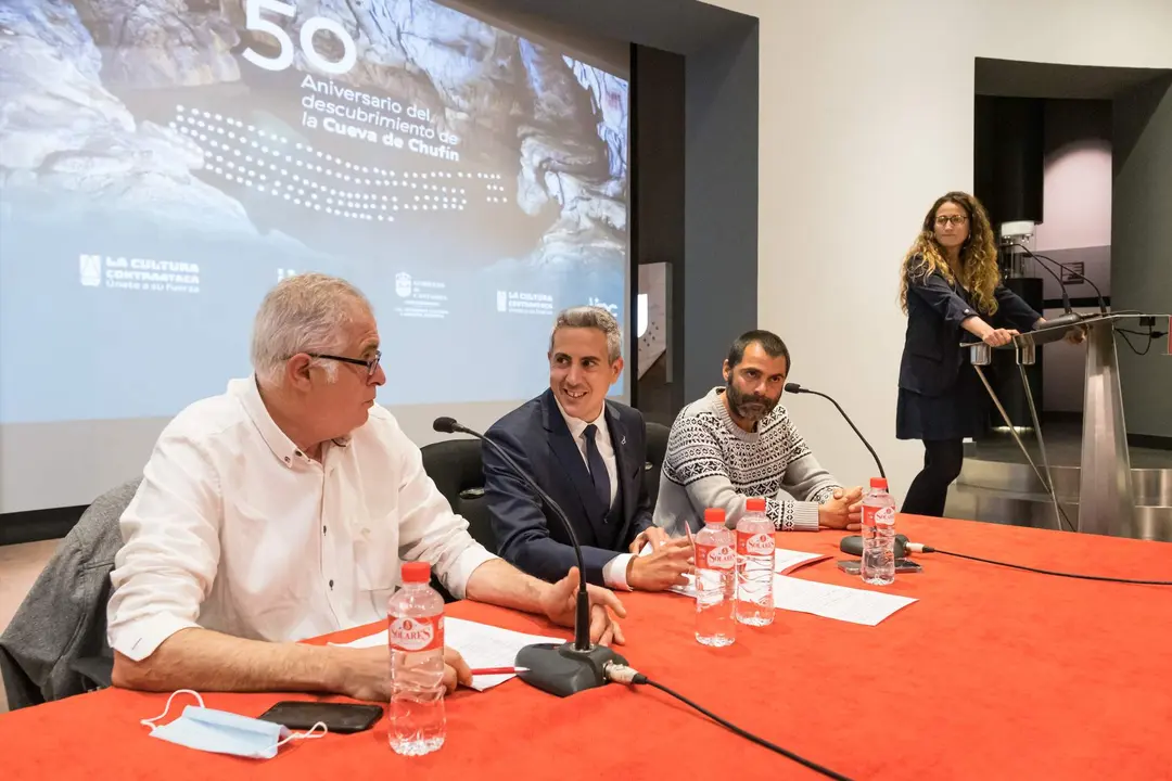 13:00 horas. MUPAC. El vicepresidente y consejero de Universidades, Igualdad, Cultura y Deporte, Pablo Zuloaga, presenta, en rueda de prensa, los actos de conmemoración del 50 aniversario del descubrimiento de la cueva de Chufín. 27 de abril de 2022 © Raúl Lucio