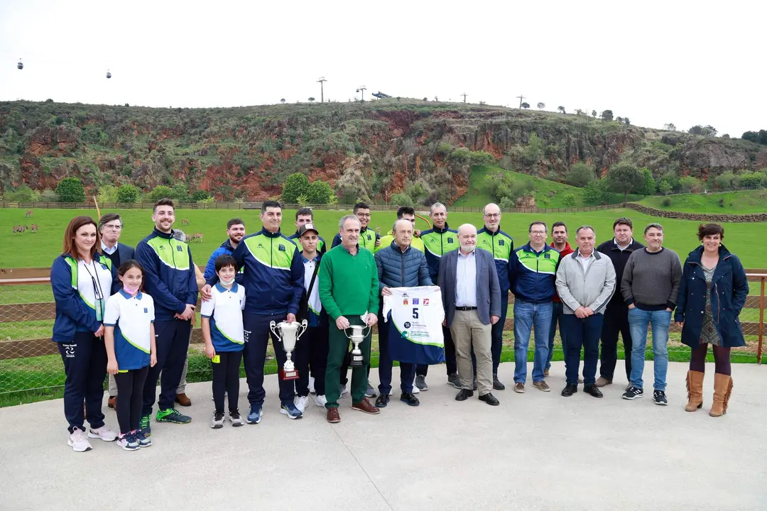 16:00 horas. Parque de la Naturaleza de Cab&aacute;rceno. Zona de demostraciones de Aves Rapaces
El consejero de Industria, Turismo, Innovaci&oacute;n, Transporte y Comercio, Javier L&oacute;pez Marcano, y el alcalde de Cabez&oacute;n de la Sal, V&iacute;ctor Manuel Reinoso, reciben al Voley Textil Santanderina tras ascender a la SuperLiga. 
27 abril 2022 &copy; Oficina de comunicaci&oacute;n