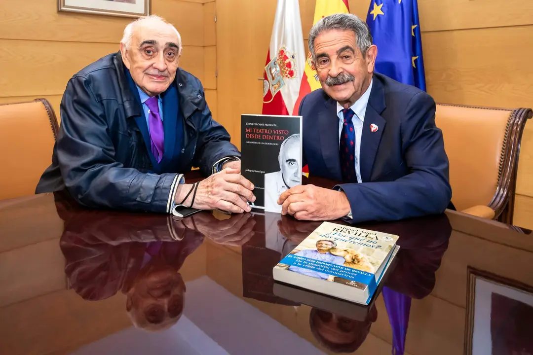 El presidente de Cantabria, Miguel Ángel Revilla, recibe al productor teatral, Juanjo Seoane, para presentar el libro 'Mi teatro visto desde dentro'.
03 de mayo de 2022
Fotografía: Silvia Bouzo