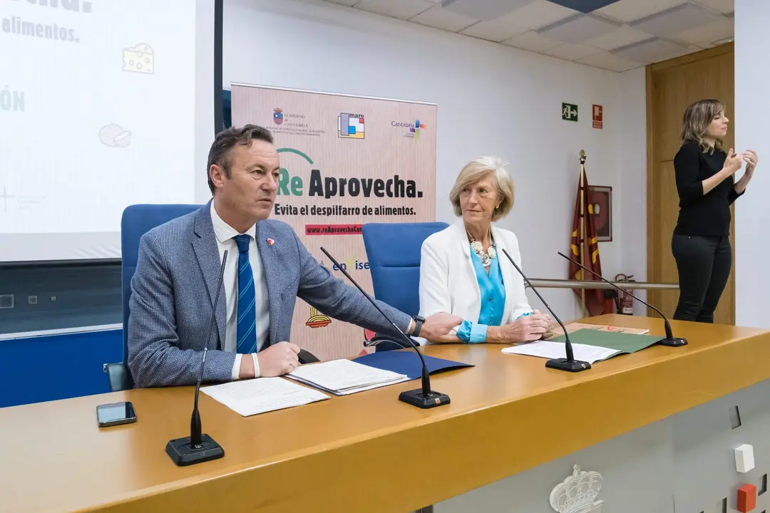 10:30 horas. Sala de Prensa del Gobierno de Cantabria. Los consejeros de Desarrollo Rural, Ganadería, Pesca, Alimentación y Medio Ambiente, Guillermo Blanco, y de Educación y Formación Profesional, Marina Lombó, hacen balance, en rueda de prensa, de la 2ª edición de la campaña contra el despilfarro de alimentos ‘ReAprovecha’. 4 de mayo de 2022 © Raúl Lucio