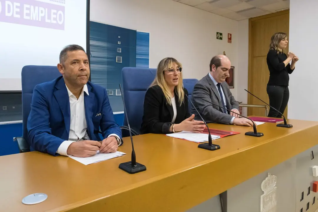 11:00 horas. Sala de Prensa del Gobierno de Cantabria. La consejera de Empleo y Políticas Sociales, Eugenia Gómez de Diego; el director general del Servicio Cántabro de Empleo, José Manuel Callejo, y el secretario general de GIRA Cluster Automoción Cantabria, Marcos Díaz Pérez, presentan, en rueda de prensa, la convocatoria de ayudas para acciones formativas dirigidas al sector de la automoción, dentro del programa 'Talento y Empleo'. 4 de mayo de 2022 © Raúl Lucio