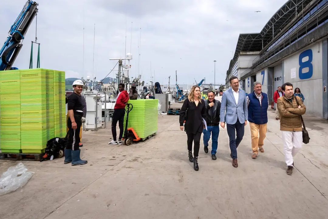 12:30 horas. Puerto de Santo&ntilde;a
El consejero de Desarrollo Rural, Ganader&iacute;a, Pesca, Alimentaci&oacute;n y Medio
Ambiente, Guillermo Blanco, visita el puerto de Santo&ntilde;a para comprobar la
descarga de la costera de la anchoa y el verdel.
04 de mayo de 2022
Fotograf&iacute;a: Silvia Bouzo