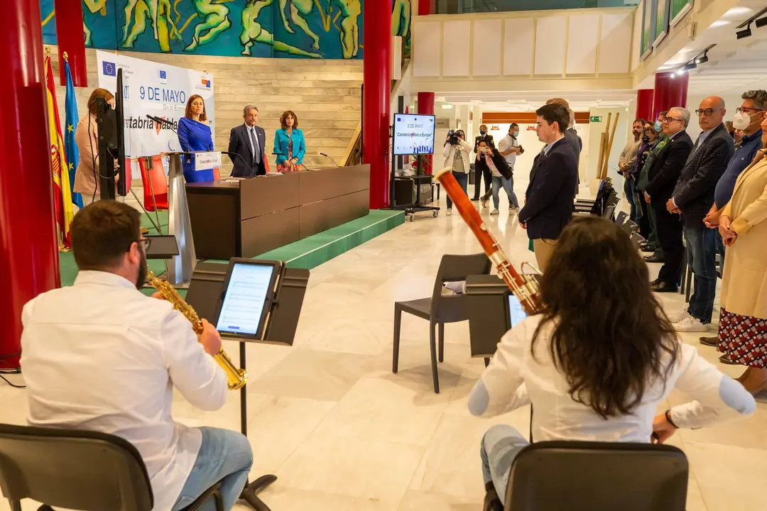 10:00 horas. Palacio de Festivales, Sala María Blanchard
El presidente de Cantabria, Miguel Ángel Revilla, y las consejeras de Presidencia, Interior, Justicia y Acción Exterior, Paula Fernández, y de Economía y Hacienda, Ana Belén Álvarez, respectivamente, participan en el acto conmemorativo del Día de Europa.
09 MAYO 2022 © Miguel De la Parra