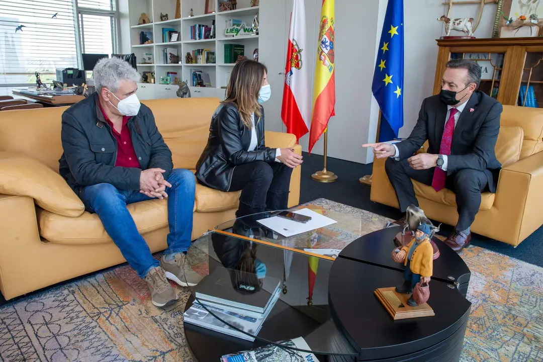 12:30 horas. Despacho del consejero de Desarrollo Rural, Ganadería, Pesca, Alimentación y Medio Ambiente
El consejero de Desarrollo Rural, Ganadería, Pesca, Alimentación y Medio Ambiente, Guillermo Blanco, recibe a la alcaldesa de Solórzano, Gema Perojo. 3 FEBRERO 2021 © Miguel De la Parra