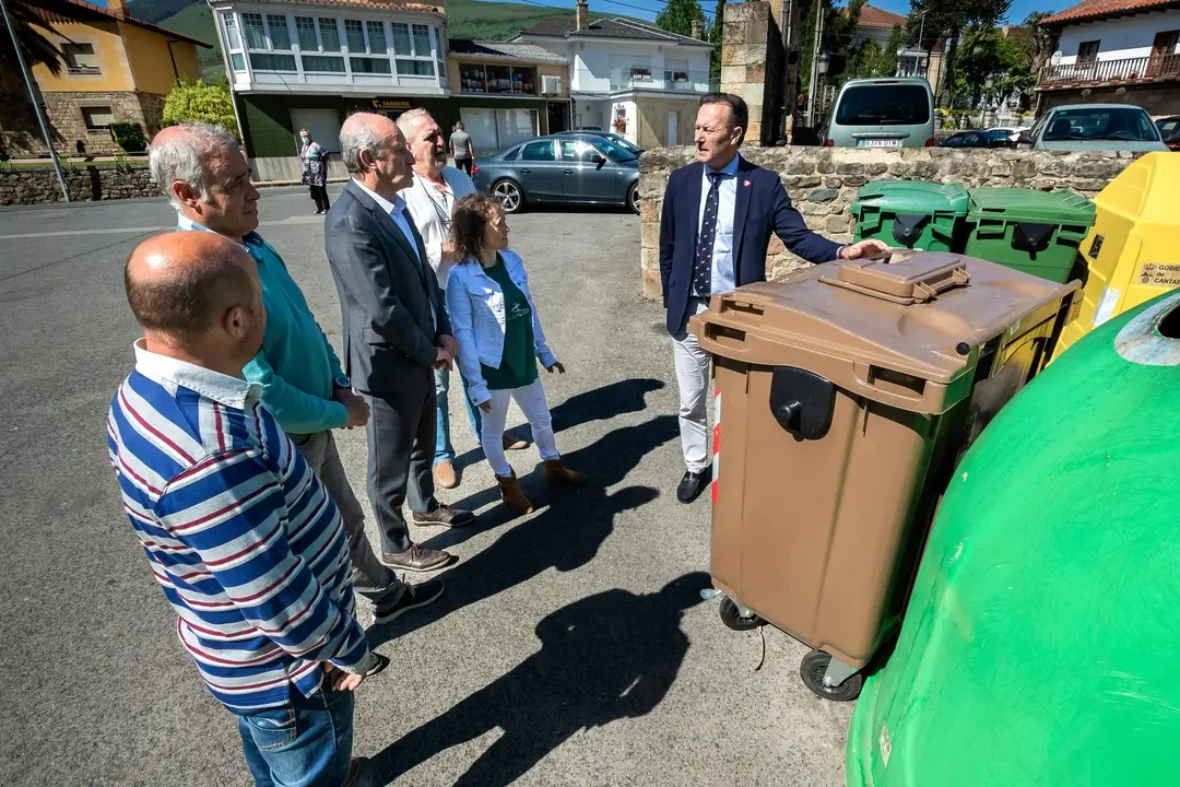 11:15 horas. Antigua Cooperativa del Campo de Arenas de Iguña (Avenida General 71-73)
El consejero de Desarrollo Rural, Ganadería, Pesca, Alimentación y Medio Ambiente, Guillermo Blanco, hace seguimiento de la implantación del quinto contenedor en el Valle de Iguña y anuncia nuevas actuaciones.
10 de mayo de 2022
Fotografía: Silvia Bouzo