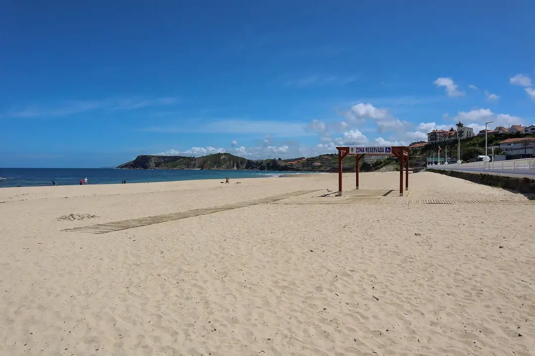 1La playa de Comillas lucirá un año más el distintivo de la Bandera Azul que destaca la calidad del entorno y los servicios