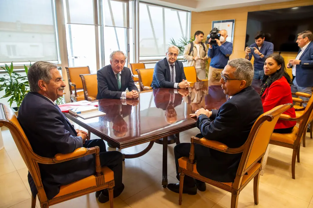 11:00 horas. Gobierno de Cantabria
El presidente de Cantabria, Miguel Ángel Revilla, recibe al embajador de Cuba en España, Marcelino Medina; a la cónsul general de Cuba, Yahima Martínez; al presidente del Consejo General de Colegios de Médicos de España y a Javier Hernández de Sande, presidente del Colegio Oficial de Médicos de Cantabria. 
12 MAYO 2022 © Miguel De la Parra