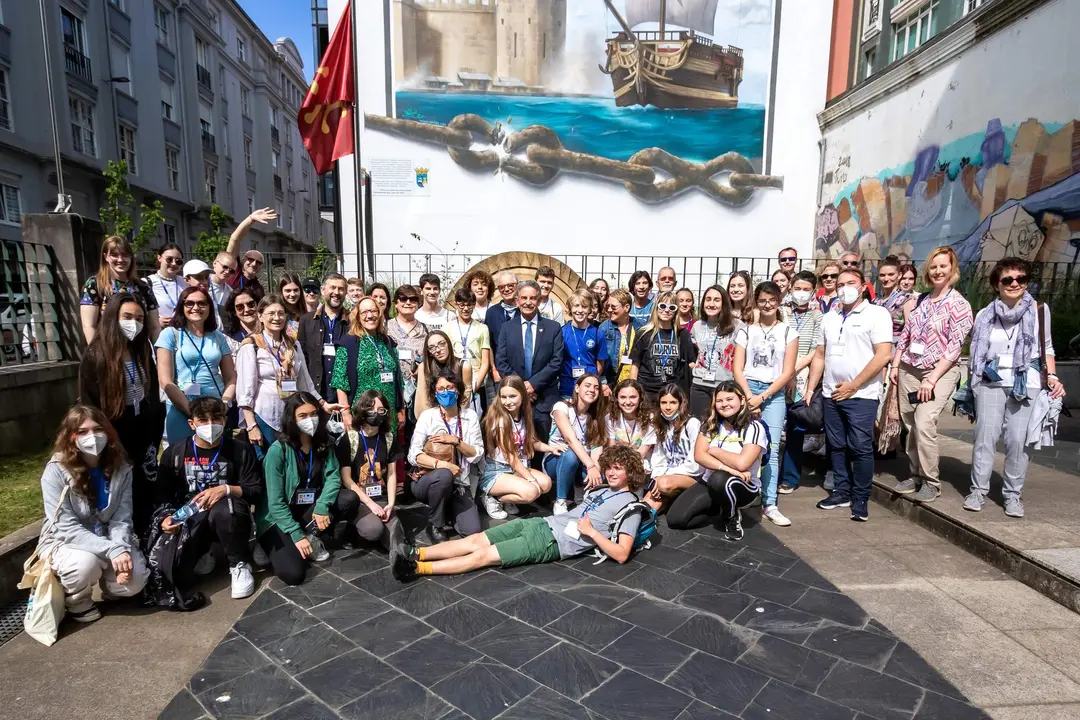 11:00.-IES La Albericia
El presidente de Cantabria, Miguel Ángel Revilla, mantiene un encuentro con alumnos Erasmus.
16 de mayo de 2022
Fotografía: Silvia Bouzo