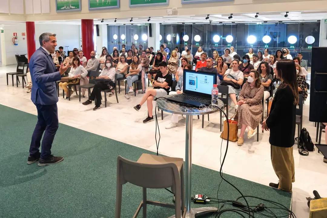 18:30 horas. Palacio de Festivales. El vicepresidente y consejero de Universidades, Igualdad, Cultura y Deporte, Pablo Zuloaga, asiste al taller ‘Psicowoman en Cantabria’, relacionado con retos y oportunidades de la Generación Z y cómo acompañar a la adolescencia hoy. 16 de mayo de 2022 © Raúl Lucio