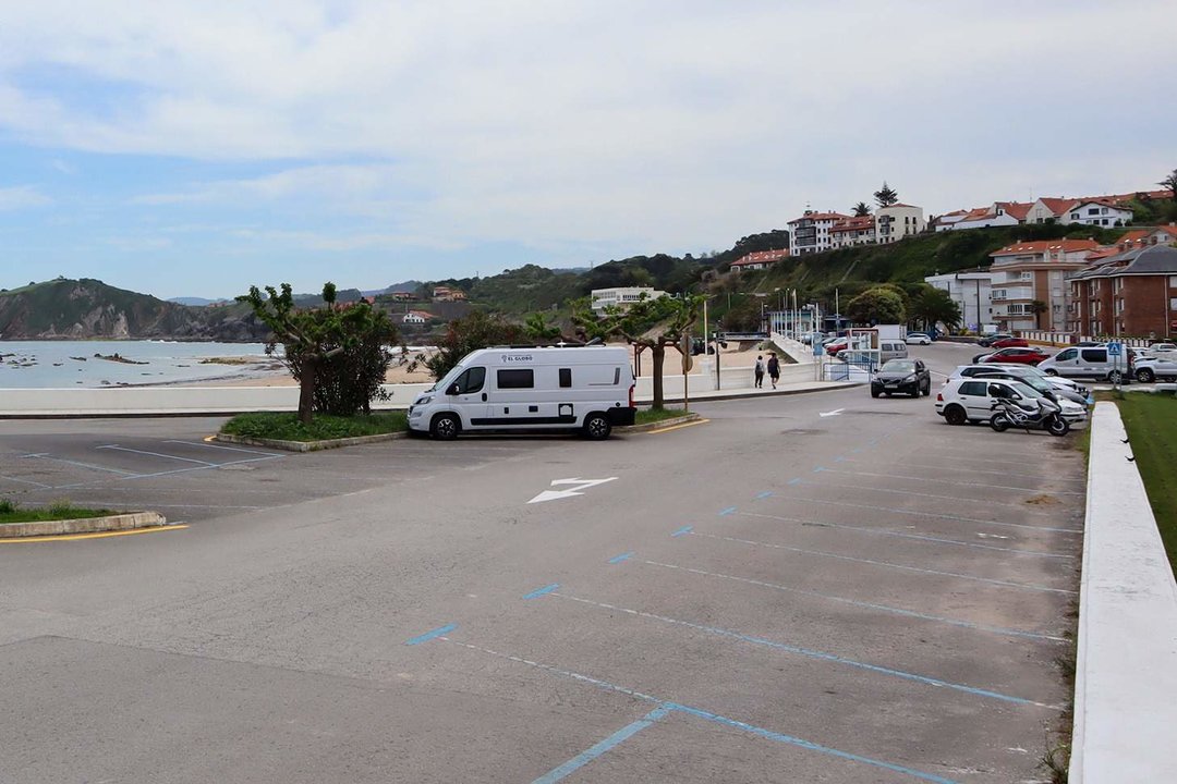 Comillas adjudica el aparcamiento de la zona de la playa para este verano 