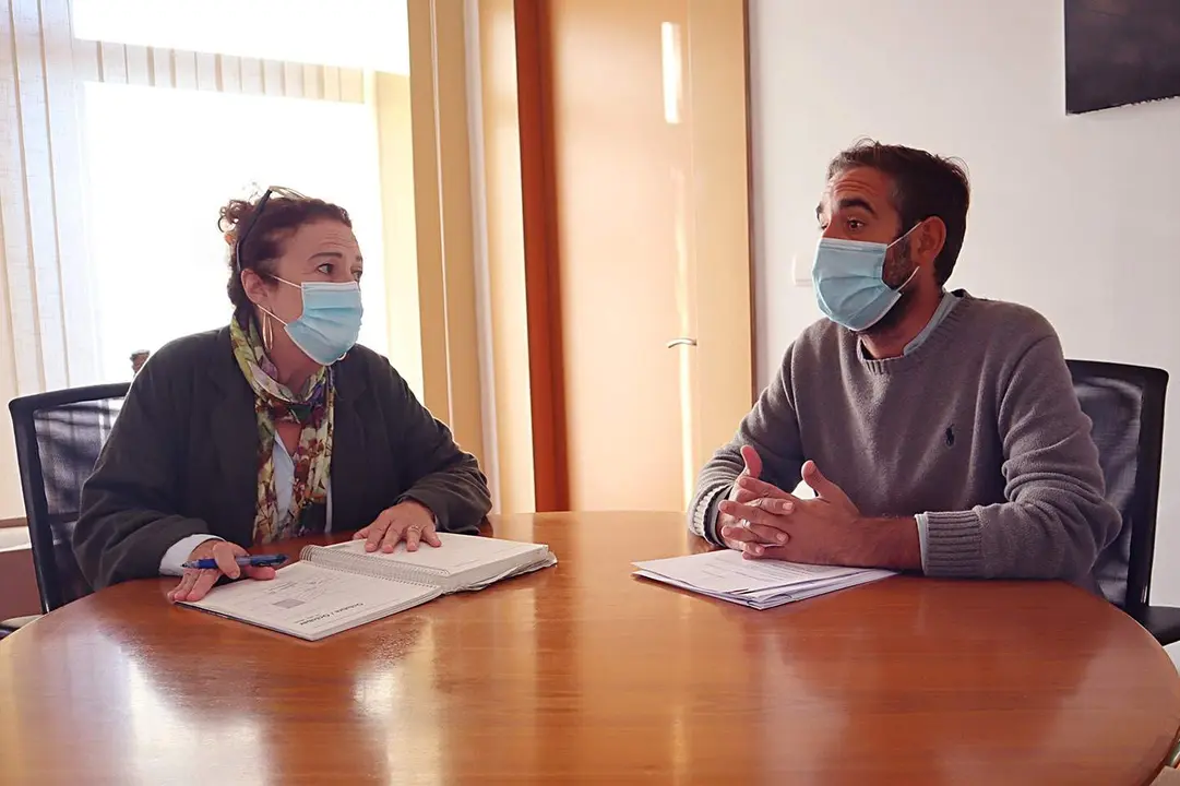 Alcaldesa de Comillas, María Teresa Noceda Llano, junto al concejal de Medio Ambiento, Ramón Gelabert