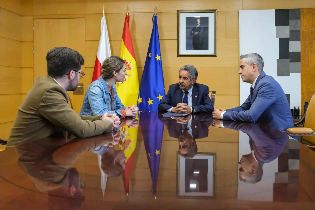 10:30 horas. Gobierno de Cantabria. El presidente de Cantabria, Miguel Ángel Revilla, y el vicepresidente y consejero de Universidades, Igualdad, Cultura y Deporte, Pablo Zuloaga, se reúnen con la presidenta del Consejo de la Juventud de España, Elena Ruiz Cebrián. 9 de junio de 2022 © Raúl Lucio