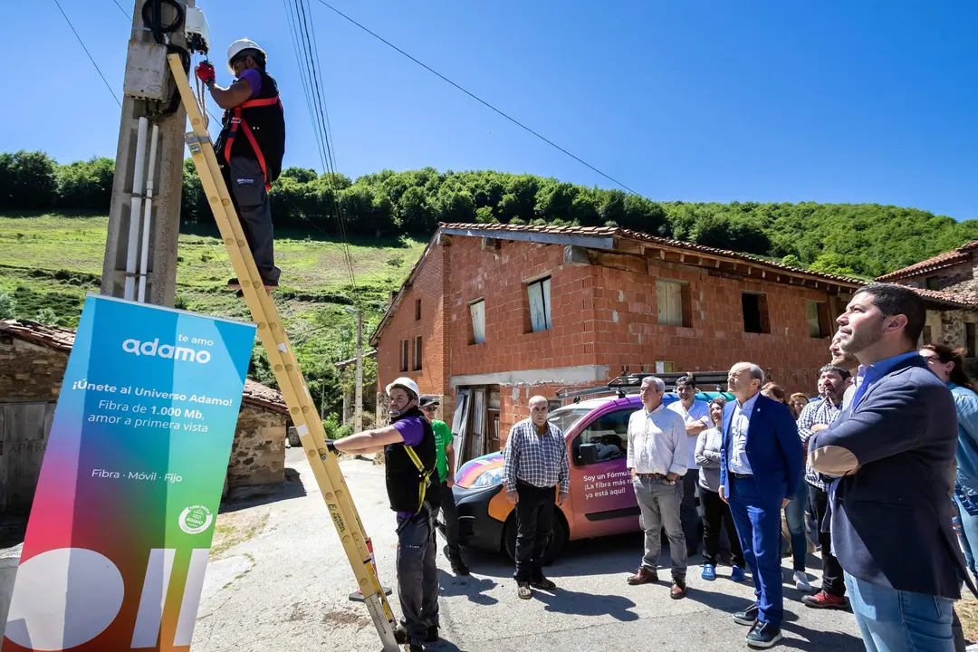 12:00 horas. Salceda
El consejero de Industria, Turismo, Innovación, Transporte y Comercio, Javier López Marcano, inaugura la llegada de fibra óptica de Adamo a Polaciones.
09 de junio de 2022
Fotografía: SIlvia Bouzo