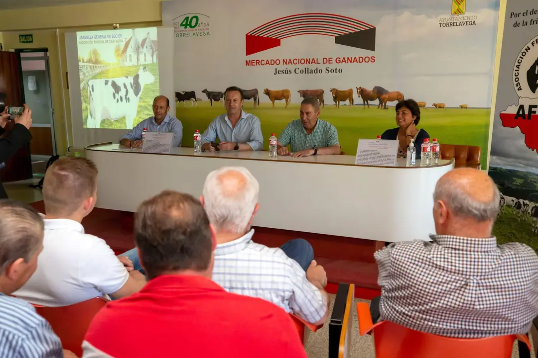 12:45 horas. Mercado Nacional de Ganados de Torrelavega
El consejero de Desarrollo Rural, Ganadería, Pesca, Alimentación y Medio Ambiente, Guillermo Blanco, inaugura la Asamblea de la Asociación Frisona de Cantabria
10 junio 2022 © Miguel De la Parra