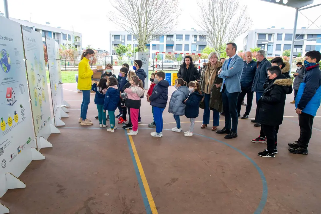 11:00 horas. CEIP Pérez Galdós de Requejada
El consejero de Desarrollo Rural, Ganadería, Pesca, Alimentación y Medio Ambiente, Guillermo Blanco, visita la exposición itinerante ‘Cantabria Circular’, junto con la alcaldesa de Polanco, Rosa Díaz.
21 ABRIL 2022 © Miguel De la Parra